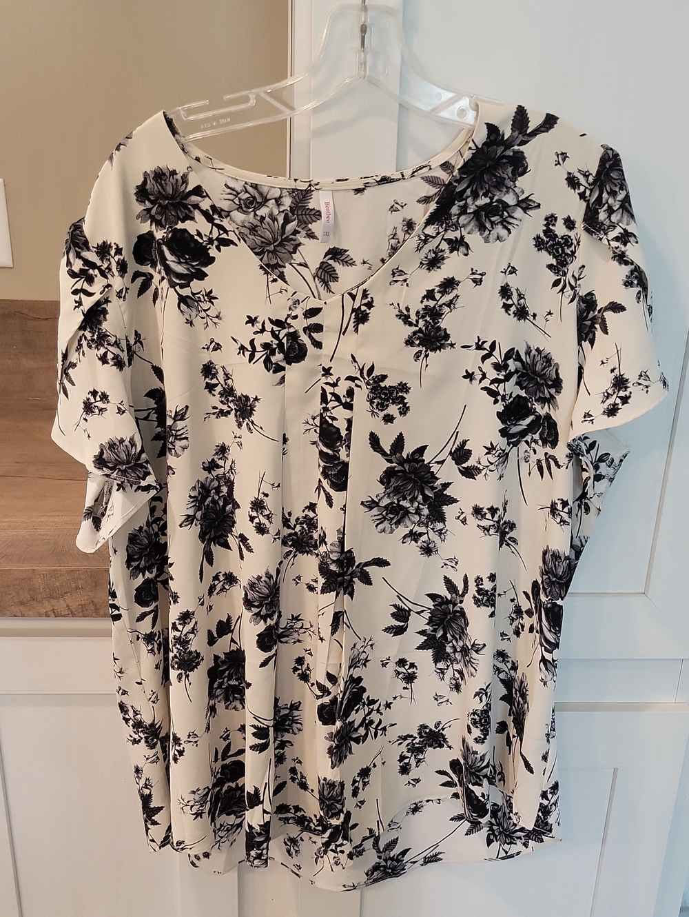 Women’s Black & White Floral Short Sleeve V-Neck Blouse